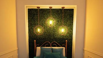 Une chambre à coucher avec un lit, une table de chevet et un luminaire fixé au mur.