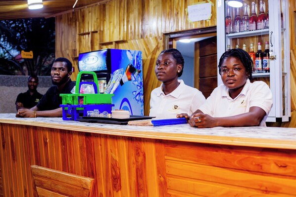 Bar en bord de piscine