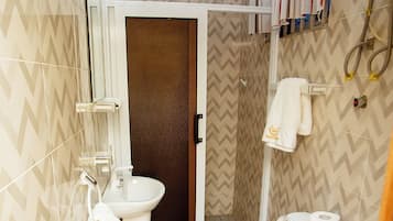 Standaard kamer, 1 slaapkamer, niet-roken, airconditioning | Badkamer | Een aparte badkuip en douche, gratis toiletartikelen, pantoffels