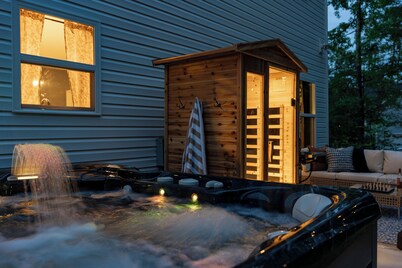5 Bd 2.5 bath house in Charlotte w/Hot Tub, Game Room, Putting Green, & Fire Pit