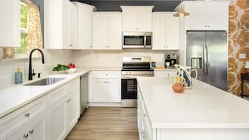 Een koelkast, een magnetron, een oven, een kookplaat