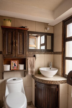 Shower, hair dryer, towels, soap - Cozy Rooftop Apartment with Volcano Views – Walk to Central Antigua (Antigua Guatemala)