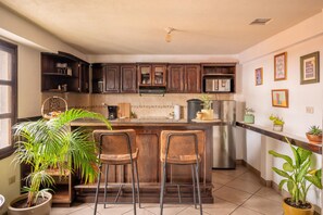 Fridge, microwave, oven, stovetop - Cozy Rooftop Apartment with Volcano Views – Walk to Central Antigua (Antigua Guatemala)