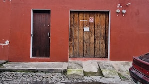 Un edificio rojo con puerta y ventana de madera, con el letrero "SETELCO".