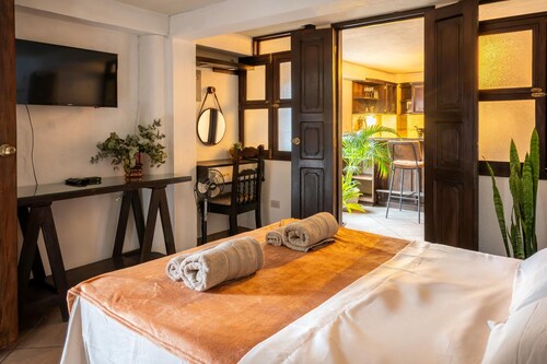 Cozy Rooftop Apartment with Volcano Views – Walk to Central Antigua