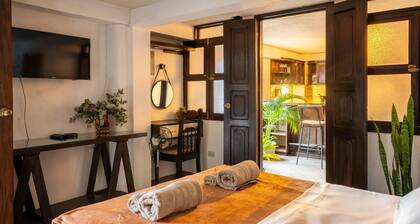 Cozy Rooftop Apartment with Volcano Views – Walk to Central Antigua