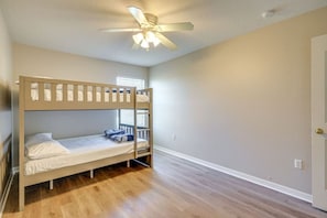 4 habitaciones, escritorio, wifi gratis y ropa de cama