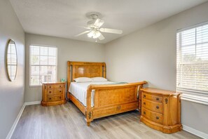 4 bedrooms, desk, free WiFi, bed sheets