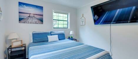 3 bedrooms, desk, iron/ironing board, travel cot