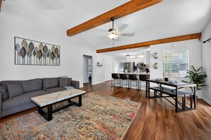 Smart TV, books, computer monitors - Cozy Lake Cabin | Porch, Hot Tub & Fire Pit (Eatonton)