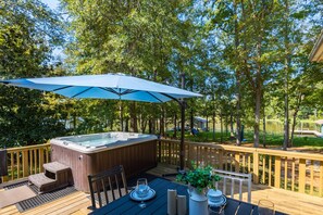 Terrace/patio - Cozy Lake Cabin | Porch, Hot Tub & Fire Pit (Eatonton)