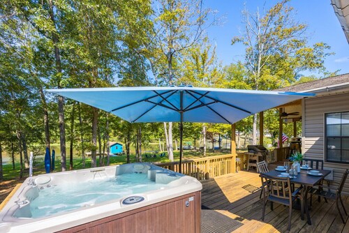 Cozy Lake Cabin | Porch, Hot Tub & Fire Pit