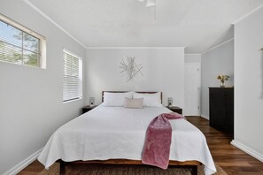 3 bedrooms, desk, iron/ironing board, travel cot - Cozy Lake Cabin | Porch, Hot Tub & Fire Pit (Eatonton)