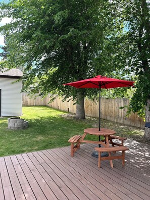 Outdoor dining - The Kode Sylvan Lake - Steps to the Beach (Sylvan Lake)