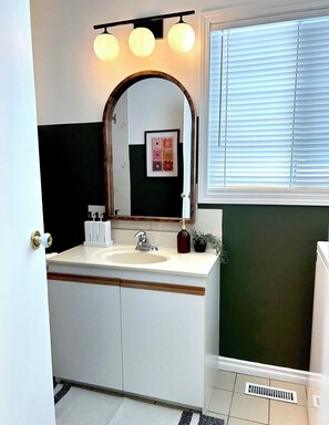 Hair dryer, towels, soap, toilet paper - The Kode Sylvan Lake - Steps to the Beach (Sylvan Lake)