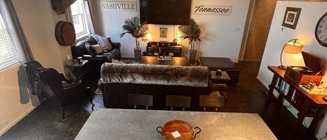 Smart TV, libros, impresora