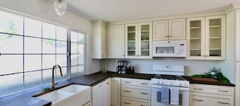 Emerald's Modern Farmhouse: BBQ & Wine Country