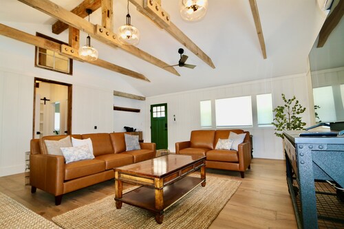 Emerald's Modern Farmhouse: BBQ & Wine Country