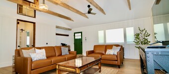 Emerald's Modern Farmhouse: BBQ & Wine Country