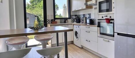 Frigorífico, microondas, horno y placa de cocina