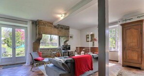 Una televisión, un reproductor de DVD, libros