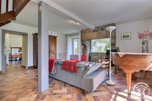 Fernseher, DVD-Player, Bücher