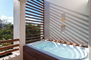 Outdoor spa tub