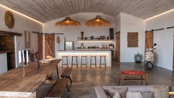 Una Smart TV, una chimenea, libros, una biblioteca de música