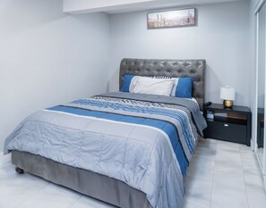 2 bedrooms, iron/ironing board, WiFi, bed sheets - The Orchards Haven – Luxury Basement 2BR Suite |Chef’s Kitchen |Office |Near YEG (Edmonton)