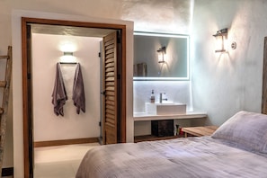 5 bedrooms, desk, iron/ironing board, free WiFi