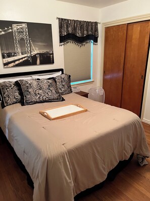 3 Schlafzimmer, Schreibtisch, Bügeleisen/Bügelbrett, Reisekinderbett