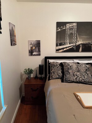 3 bedrooms, desk, iron/ironing board, travel crib