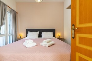 Apartamento, balcón, vistas a la montaña | Sistema de insonorización, tabla de planchar con plancha, wifi gratis