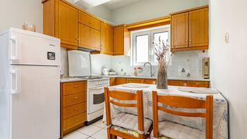 Apartamento, 2 quartos, sacada, vista para a montanha | Ferros/tábuas de passar roupa, Wi-Fi de cortesia