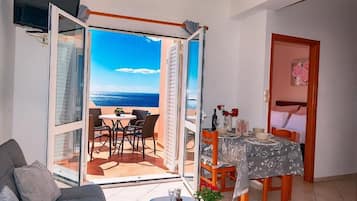 Apartamento, sacada, vista para o mar | Ferros/tábuas de passar roupa, Wi-Fi de cortesia