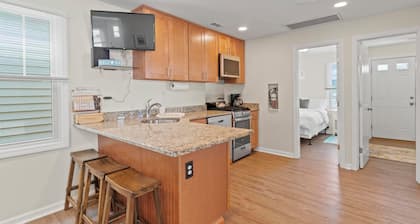 5min walk to the beach Home 2 BR 1 Bth Grill &Deck
