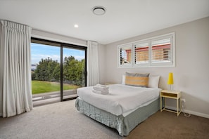 4 bedrooms, iron/ironing board, free WiFi, bed sheets - Infinity Outlook | Views, Fireplace & BBQ (Wānaka)