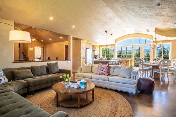 Smart TV, fireplace, ping pong, books