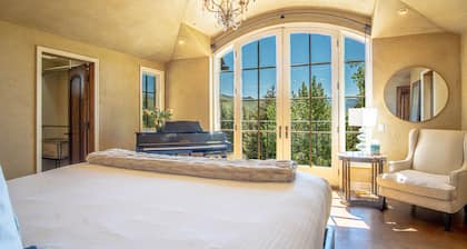 Chateau Du Soleil- Luxury Home near Ski Lifts & Downtown Ketchum!
