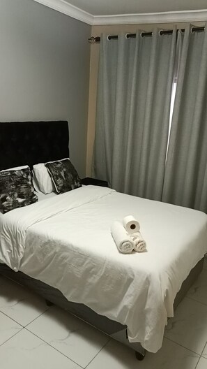 標準雙人房 | 書桌、手提電腦工作空間、遮光窗簾/窗簾、免費 Wi-Fi