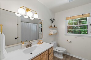 Douche, sèche-cheveux, serviettes fournies, savon