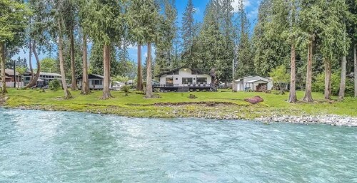 Cozy 2-bedroom riverfront house with a hot tub, AC, WiFi