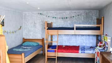 3 makuuhuonetta, vauvan matkasänky, Wi-Fi, vuodevaatteet