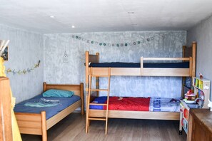 Travel cot, WiFi, bed sheets