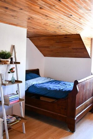 3 bedrooms, travel cot, WiFi, bed sheets