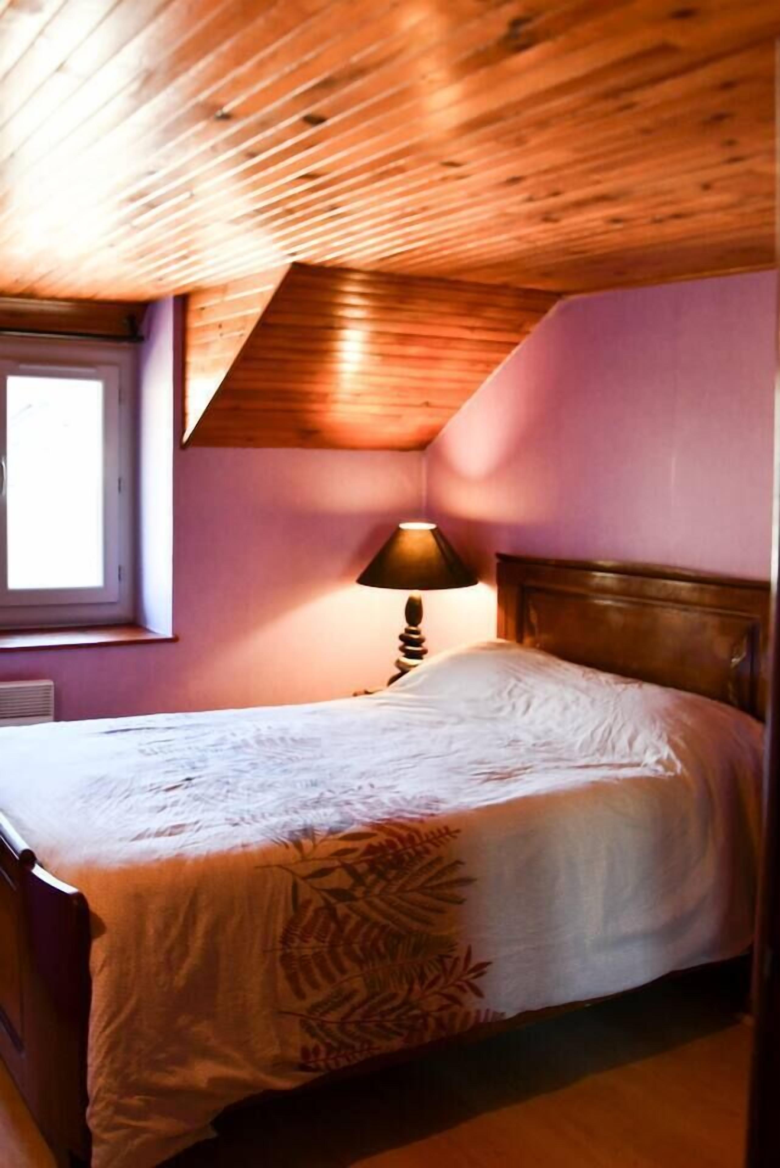 3 bedrooms, travel cot, WiFi, bed sheets