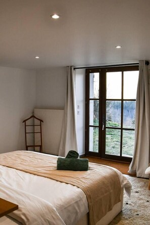 5 bedrooms, iron/ironing board, Internet, bed sheets