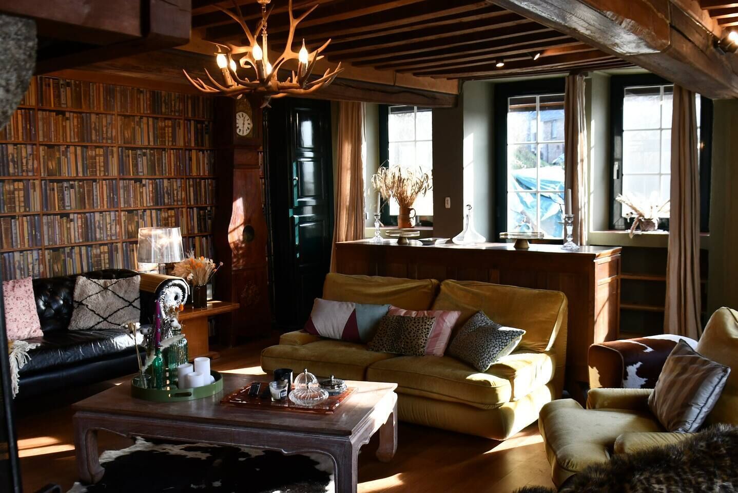 Fernseher, Kamin, Tischfußball, Tischtennisplatte