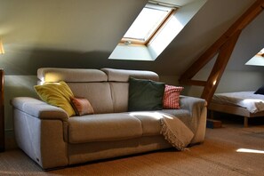 Fernseher, Kamin, Tischfußball, Tischtennisplatte