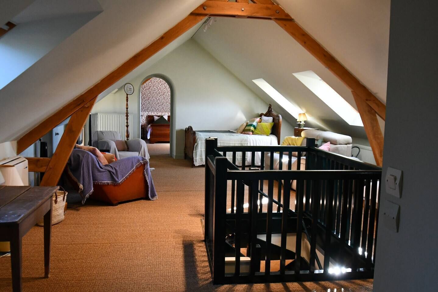 5 slaapkamers, een strijkplank/strijkijzer, internet, beddengoed